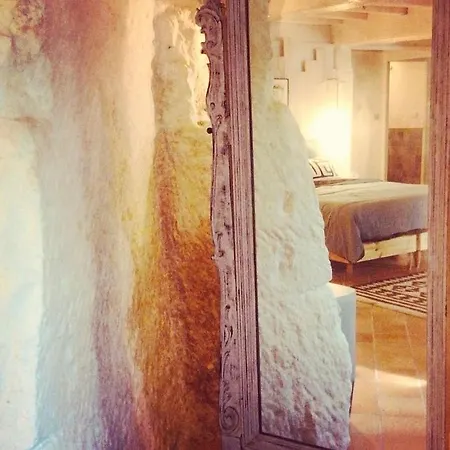 La Grotte Du Pèlerin - Semi-troglodyte